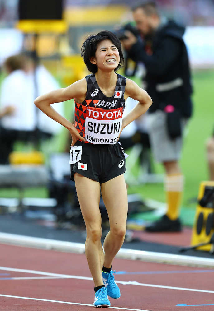 女子５０００メートル予選、ゴールし険しい表情を見せる鈴木
