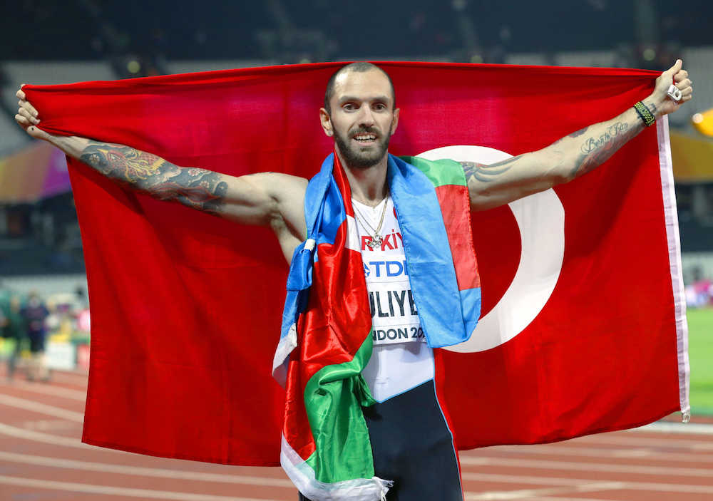 男子２００メートル　国旗を広げて喜ぶグリエフ