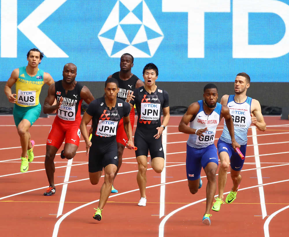 ＜世界陸上ロンドン大会９日目＞男子４×１００メートルリレー予選、ケンブリッジ飛鳥にバトンパスし叫ぶ桐生