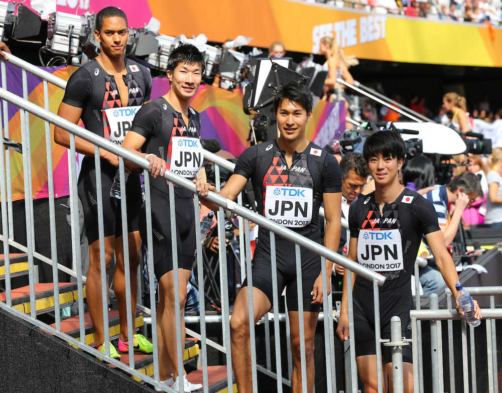 男子４×１００メートルリレー予選、決勝進出を果たす日本（左から）ケンブリッジ飛鳥、桐生、飯塚、多田