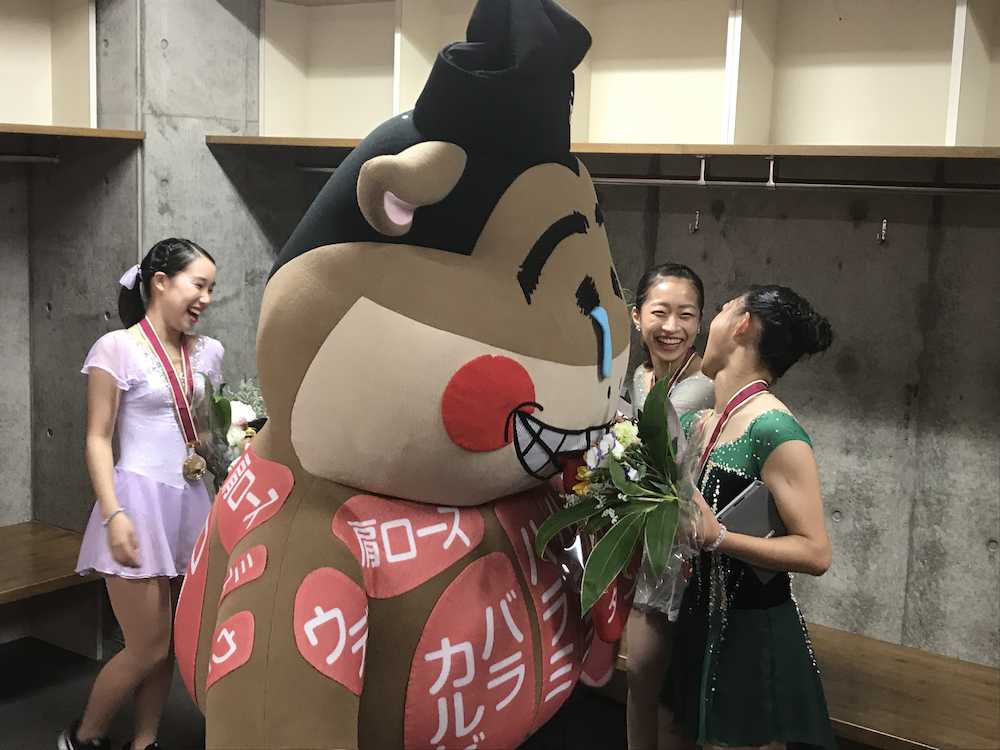 大会冠スポンサーのマスコット「げんちゃん」に興味津々の（左から）三原、新田谷、坂本