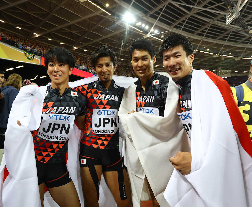 男子４×１００メートルリレー決勝、３位を喜ぶ（左から）多田、藤光、飯塚、桐生