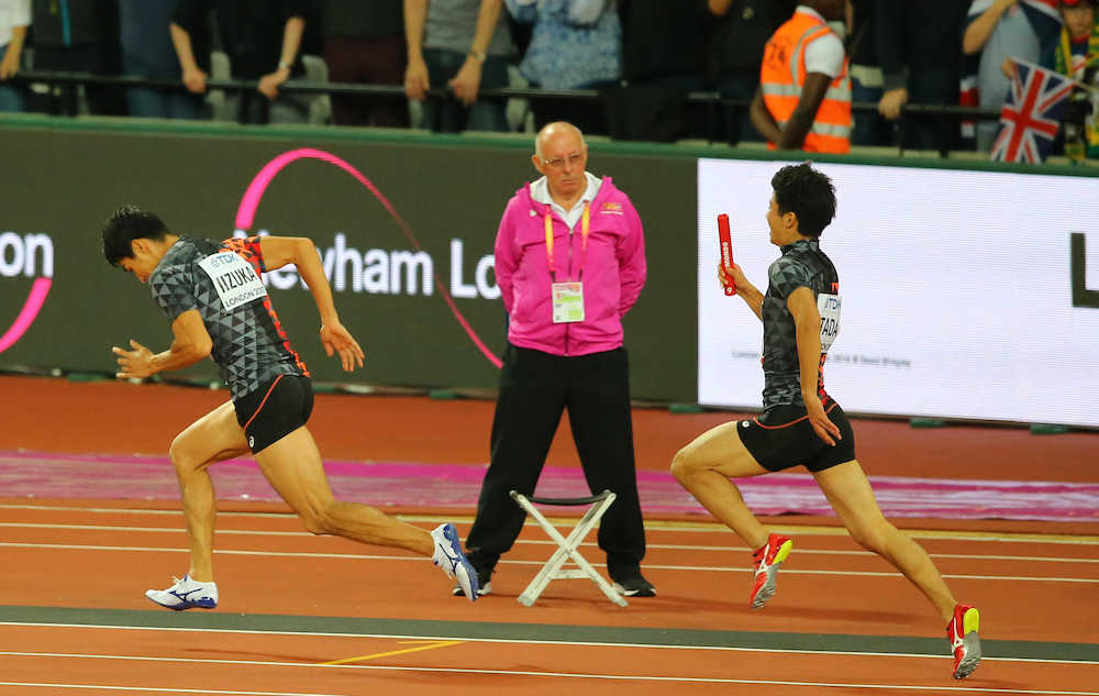 男子４×１００メートルリレー決勝、二走・飯塚にバトンパスする多田（右）