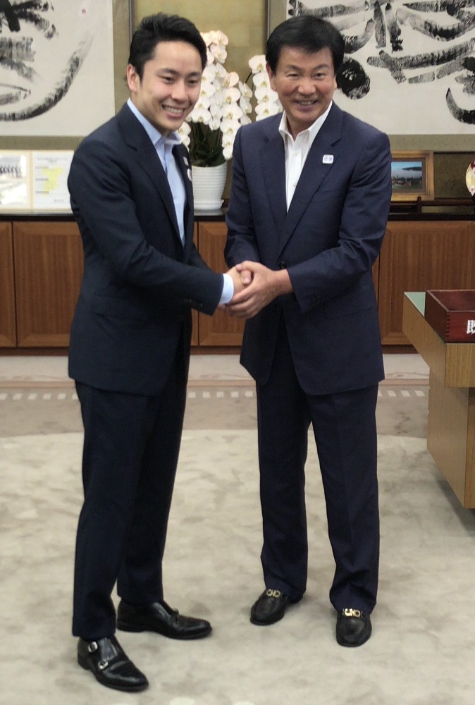 千葉県庁で森田知事（右）と面談した日本フェンシング協会の太田会長