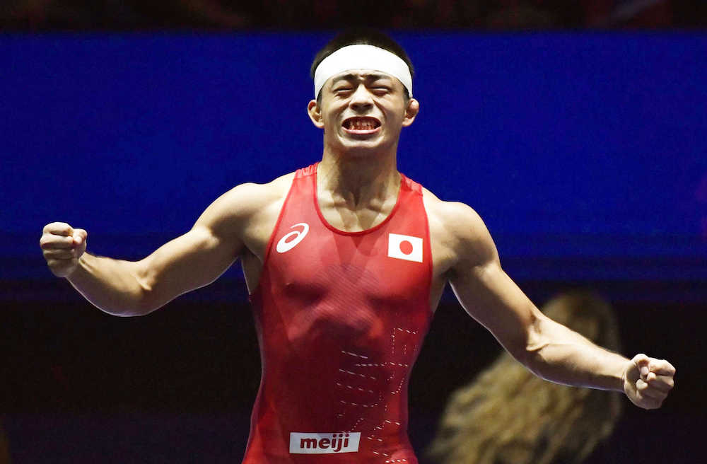 レスリング世界選手権の男子グレコローマン５９キロ級で優勝し、喜ぶ文田健一郎選手