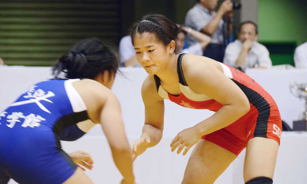 全日本学生選手権女子５８キロ級を制した奥野春菜（右）