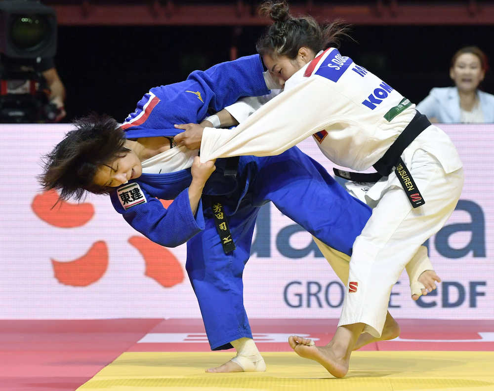 世界柔道女子５７キロ級決勝　モンゴル選手（右）に敗れ銀メダルの芳田