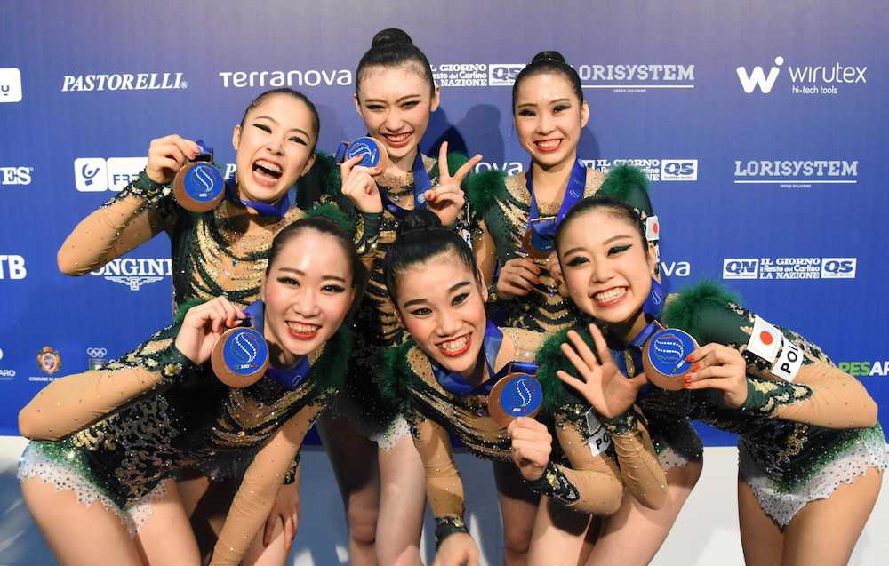 団体総合で獲得した銅メダルを手に笑顔を見せる（前列左から）杉本、松原、竹中、（後列左から）鈴木、国井、横田