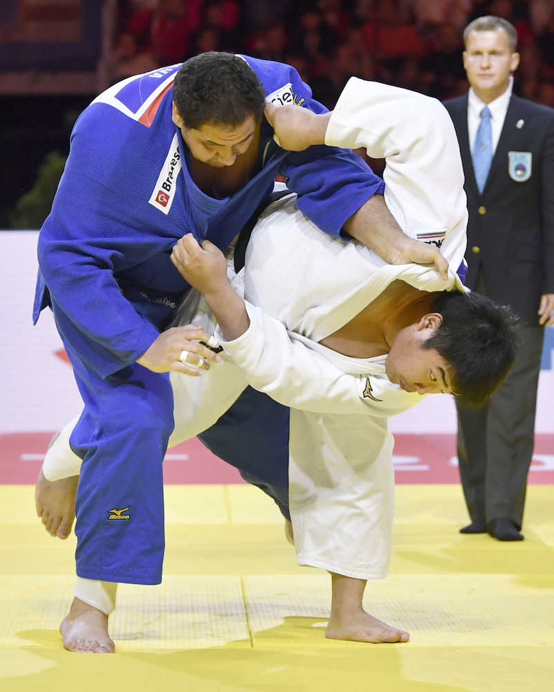 世界柔道男女混合団体戦決勝　ブラジルの選手（左）に勝った王子谷