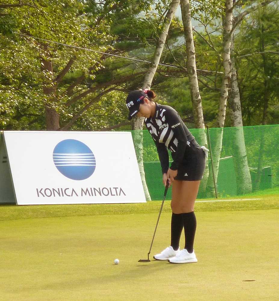 日本女子プロゴルフ選手権コニカミノルタ杯の開幕を前日に控え、入念にパッティング練習を行うアン・シネ