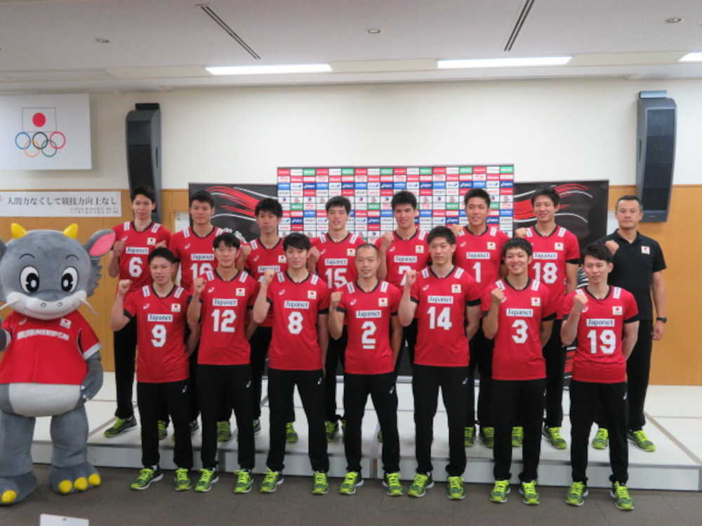 記念撮影に応じるバレーボール男子日本代表