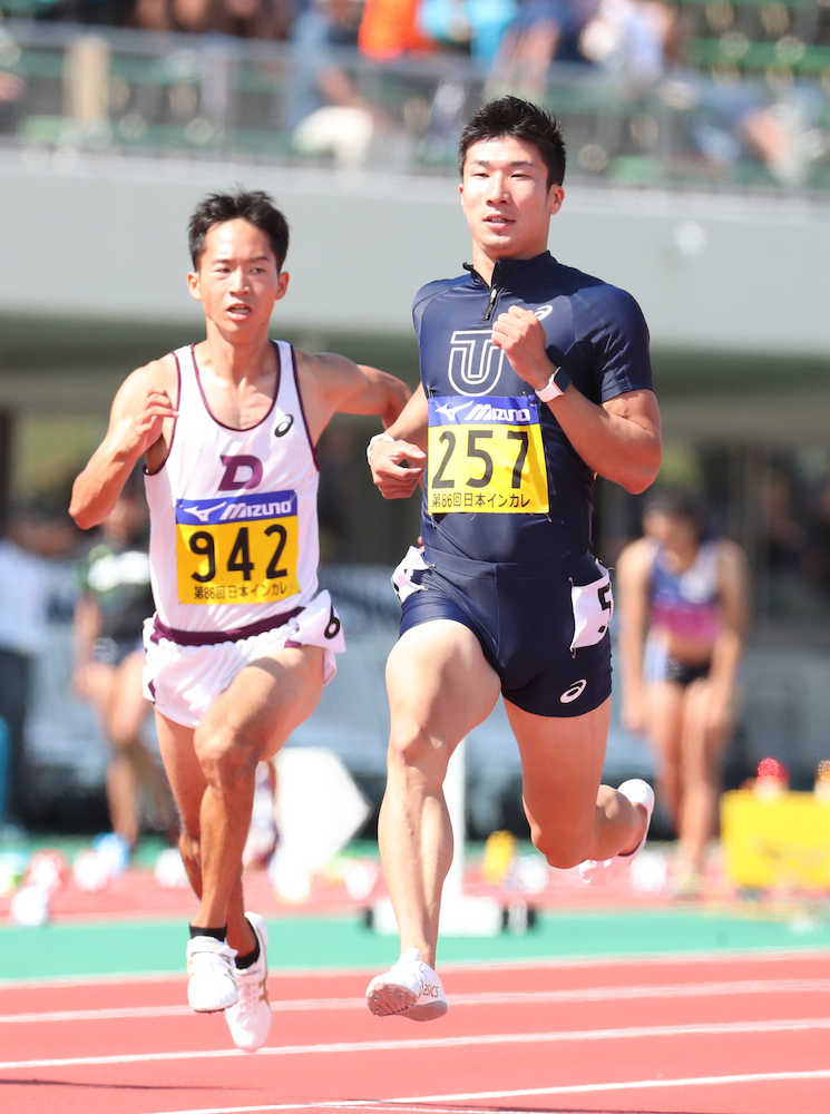 ＜日本学生陸上競技対校選手権大会・１００メートル予選＞１０秒１８で準決勝進出を決めた桐生（右）