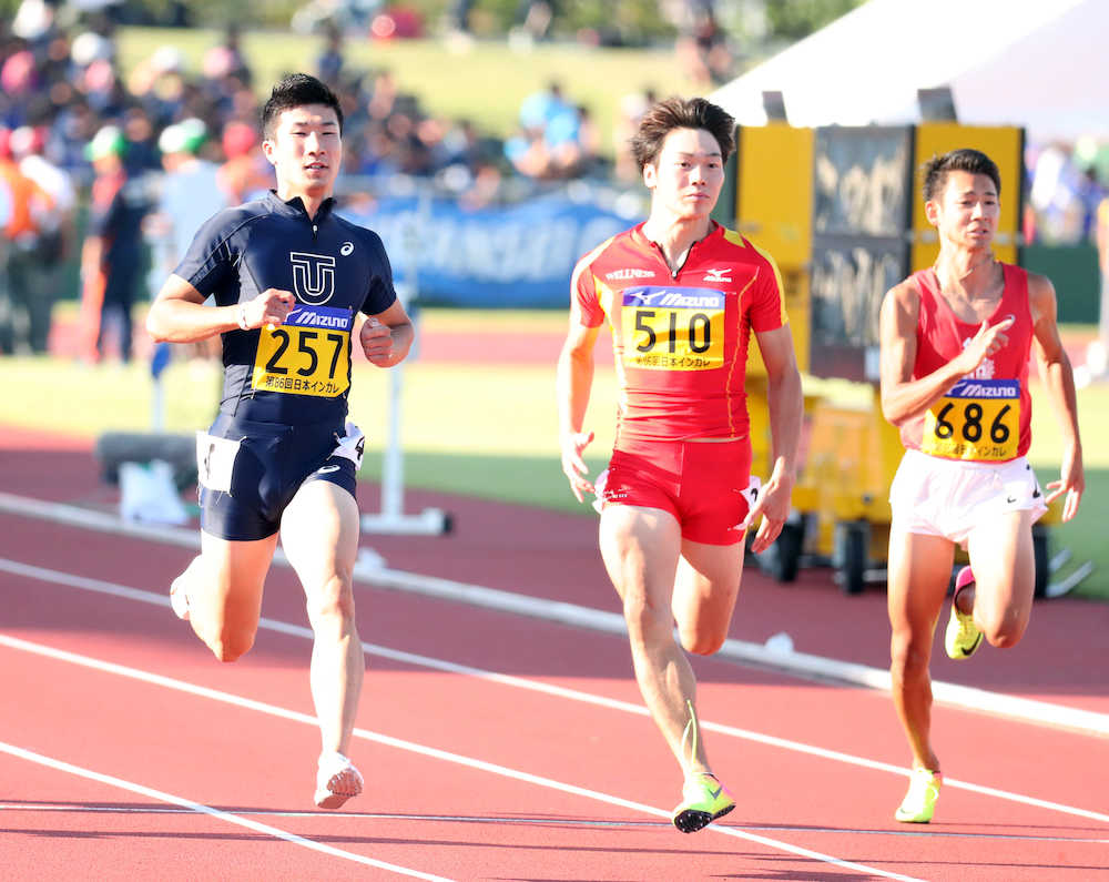 日本学生陸上競技対校選手権大会初日、１００メートル準決勝で１０秒１４を記録し、決勝進出を決めた桐生（左）