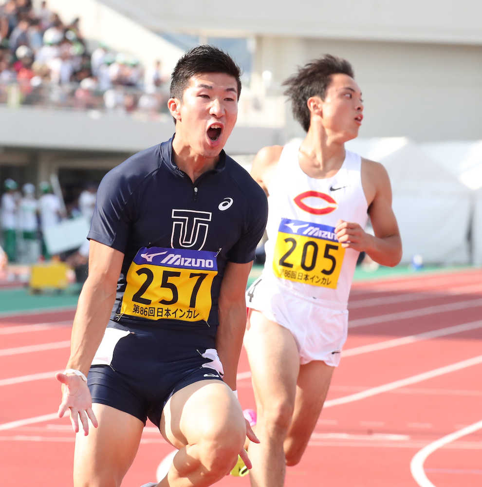 日本人初の９秒台をマークし、雄叫びをあげる桐生（左）