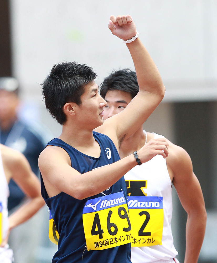 １５年９月、日本学生対校選手権の男子１００メートル決勝で１０秒１９で初優勝し、ガッツポーズする桐生