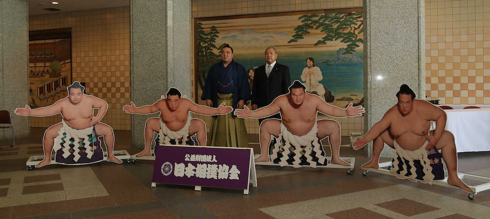４横綱の写真パネルを披露する日馬富士（左）と八角理事長