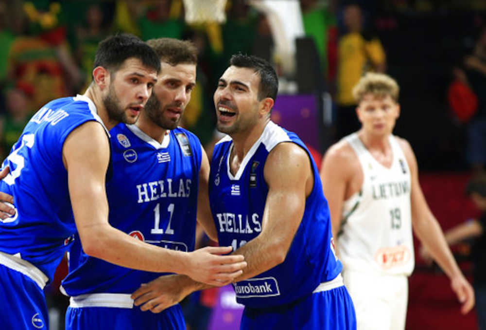 リトアニアを下して歓喜するギリシャの選手たち　（ＡＰ）
