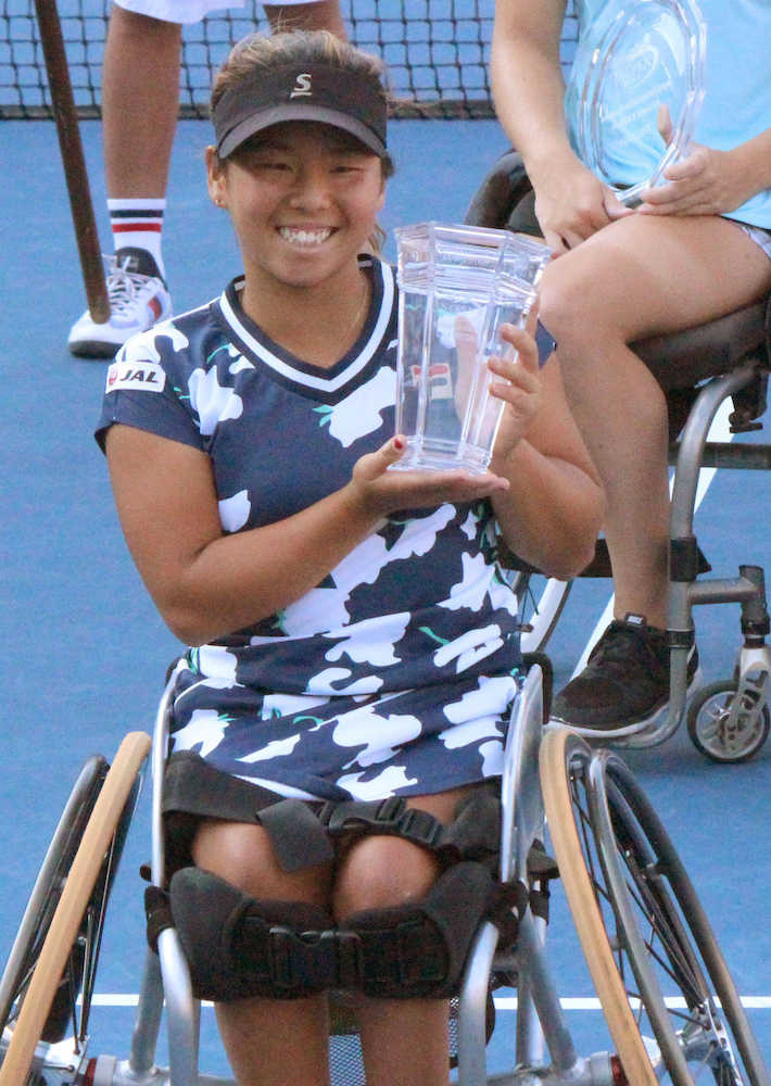 全米オープンの車いすテニス女子シングルスで優勝し、トロフィーを手に笑顔の上地結衣