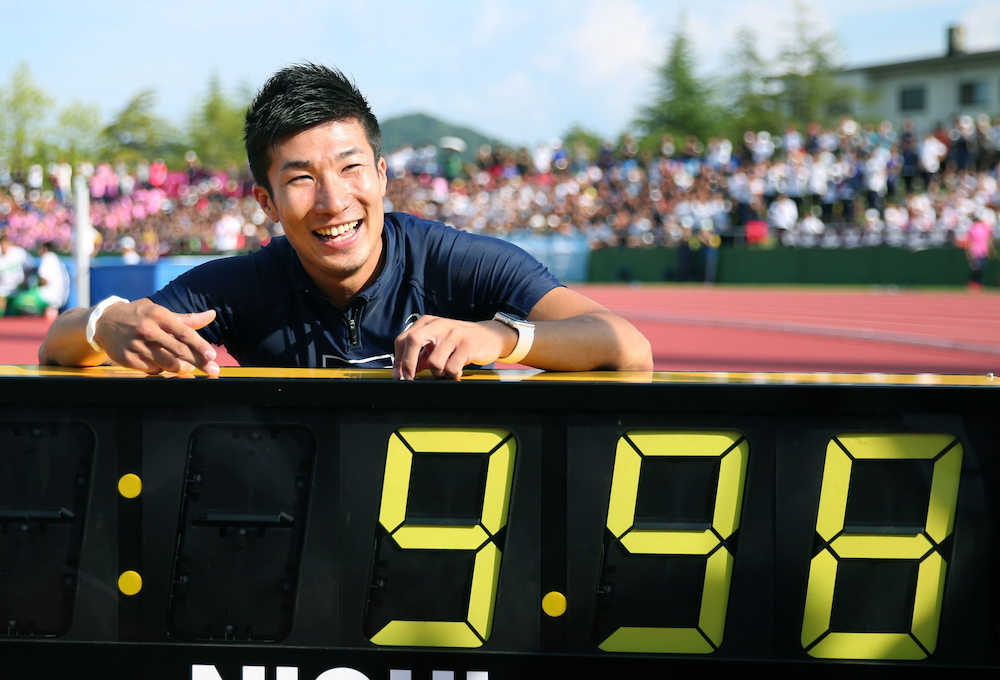 陸上日本学生対校選手権の男子１００メートル決勝で９秒９８をマークし、笑顔の桐生祥秀