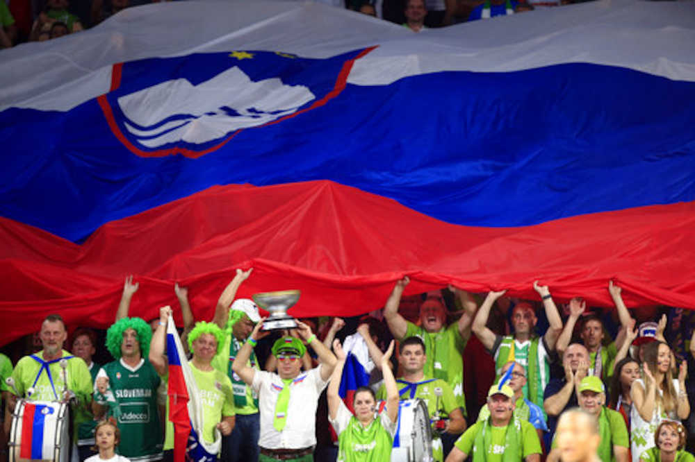 大喜びするスロベニアのファン　（ＡＰ）