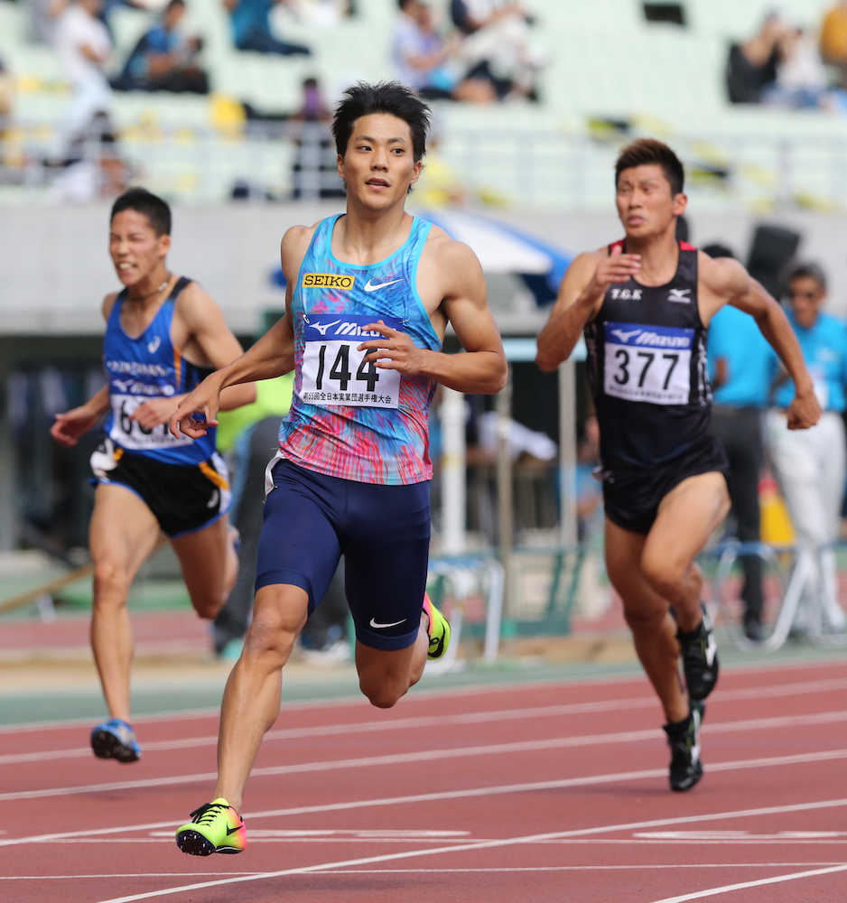 ＜全日本実業団選手権最終日＞１００メートル予選、１０秒１８で準決勝進出を決めた山県（中央）