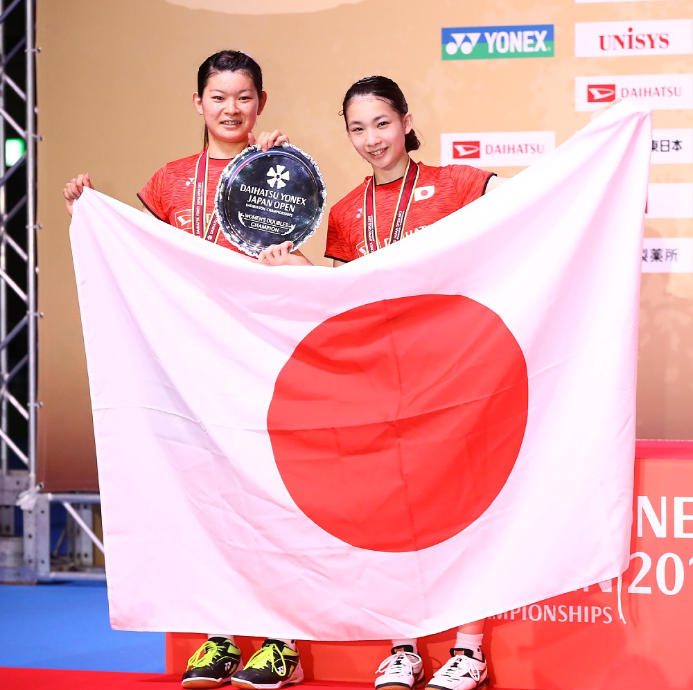 ＜ダイハツヨネックス・ジャパンオープン２０１７＞女子ダブルス決勝、優勝し日の丸を手に笑顔を見せる高橋（左）と松友