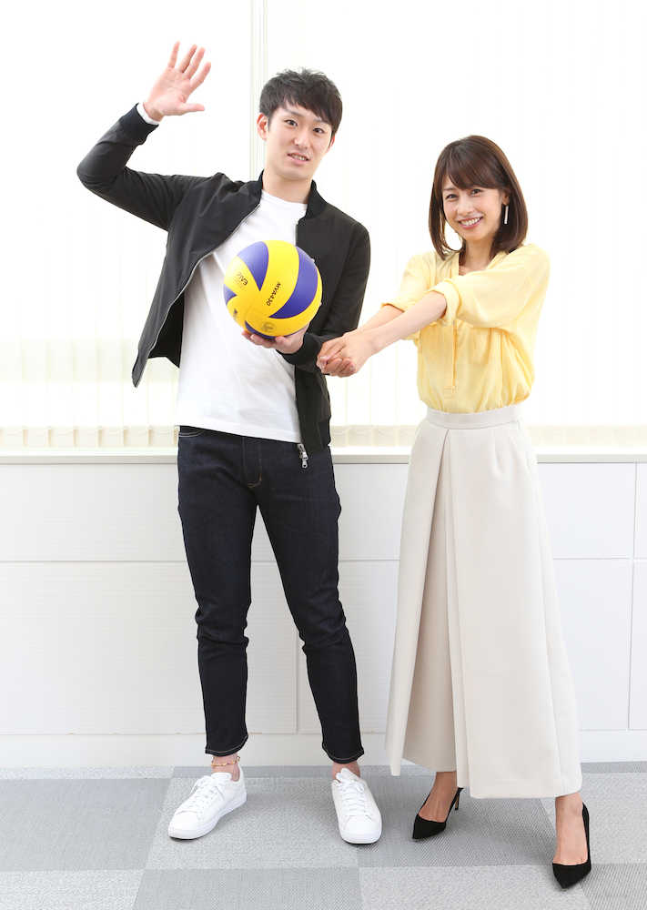 ポーズを決める柳田将洋（左）と加藤綾子アナ