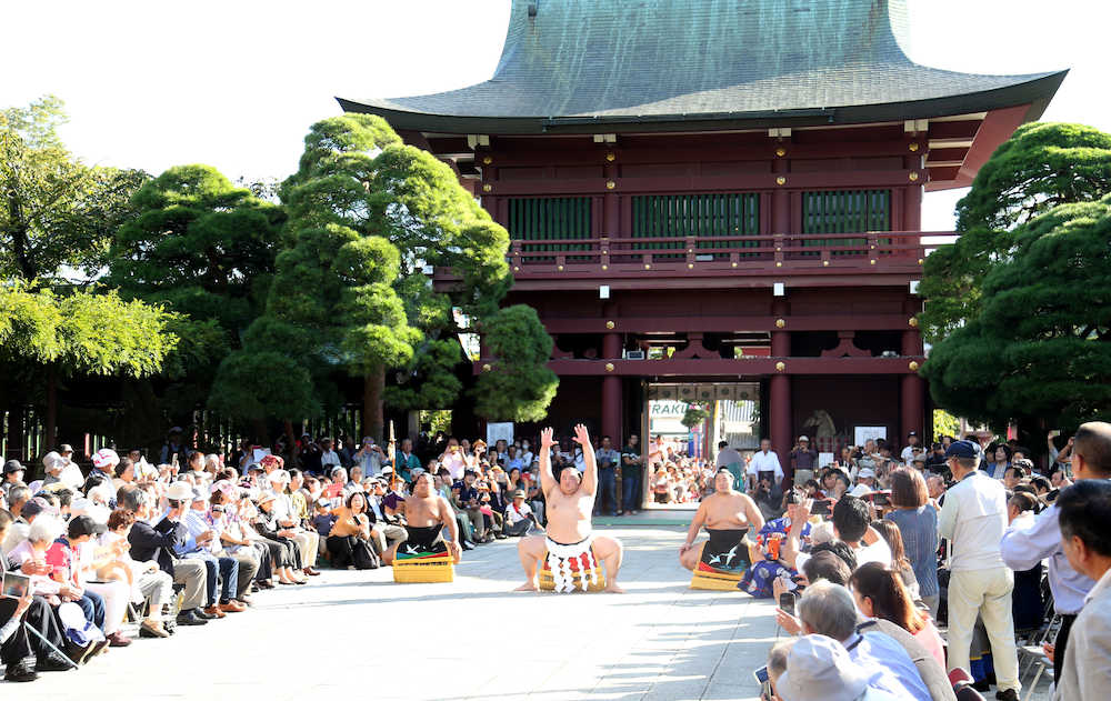 地元・茨城の笠間稲荷神社で奉納土俵入りをする稀勢の里。太刀持ちは松鳳山（左）、露払いは輝