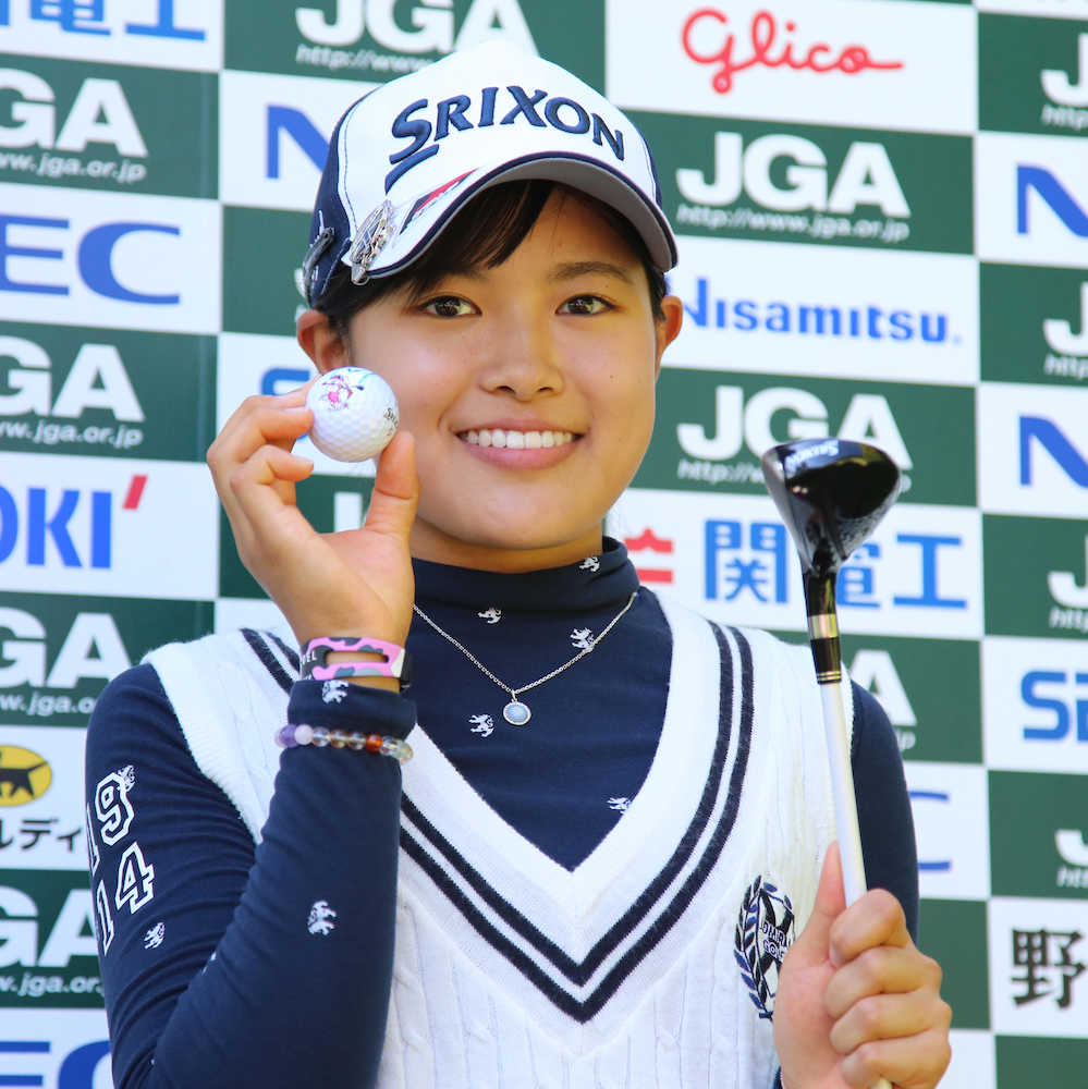 日本女子オープン第２日　４番でホールインワンを達成した小倉はボールと使用クラブを手に笑顔