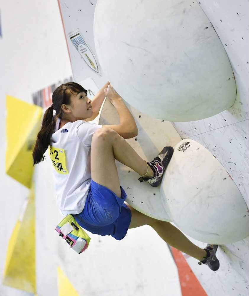 愛媛国体少年女子ボルダリング決勝　壁を登る岩手・伊藤。岩手が初優勝した