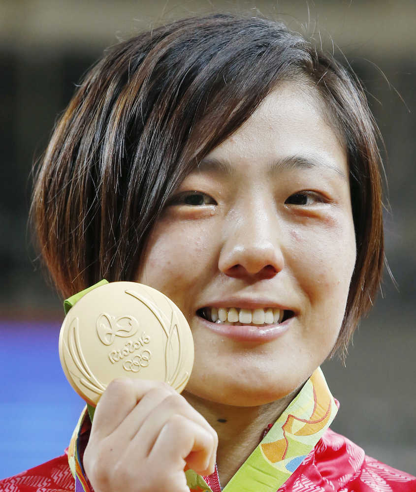 ２０１６年８月、リオデジャネイロ五輪柔道女子７０キロ級で優勝し、金メダルを掲げる田知本遥