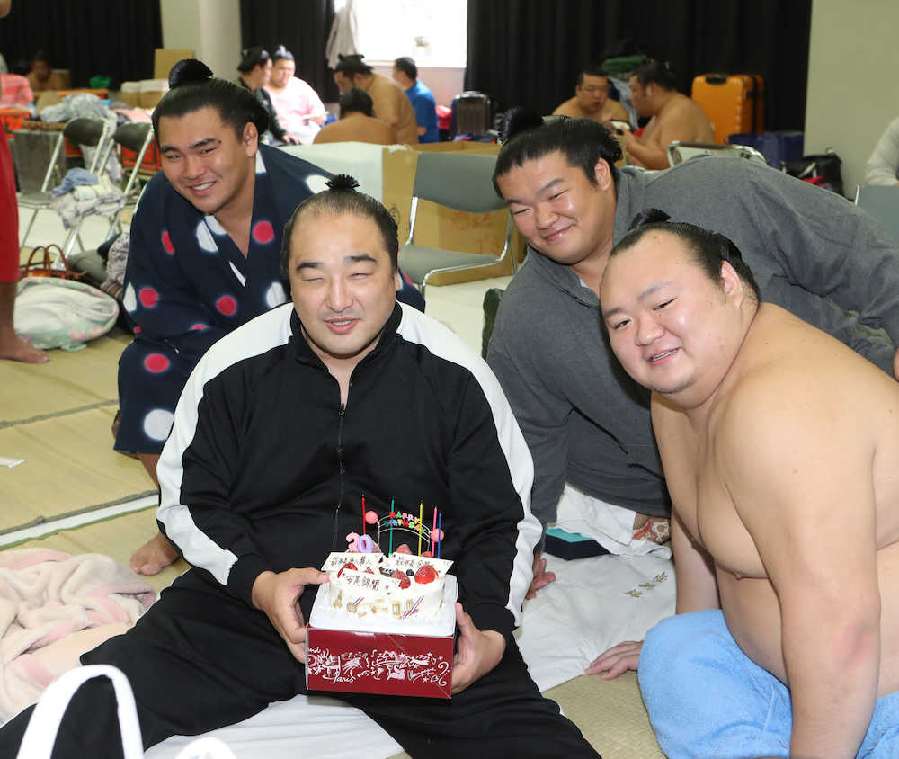 安美錦（左から２人目）の誕生日を祝う宝富士（右）と照強（左）、誉富士