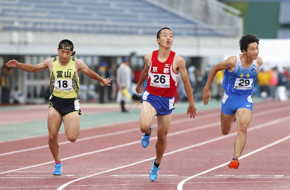 少年男子Ａ１００メートル決勝、１０秒２０で優勝した京都・宮本（中央）