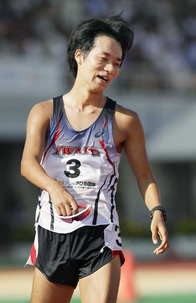 成年男子１万メートル競歩で２連覇を果たした岩手・高橋英輝