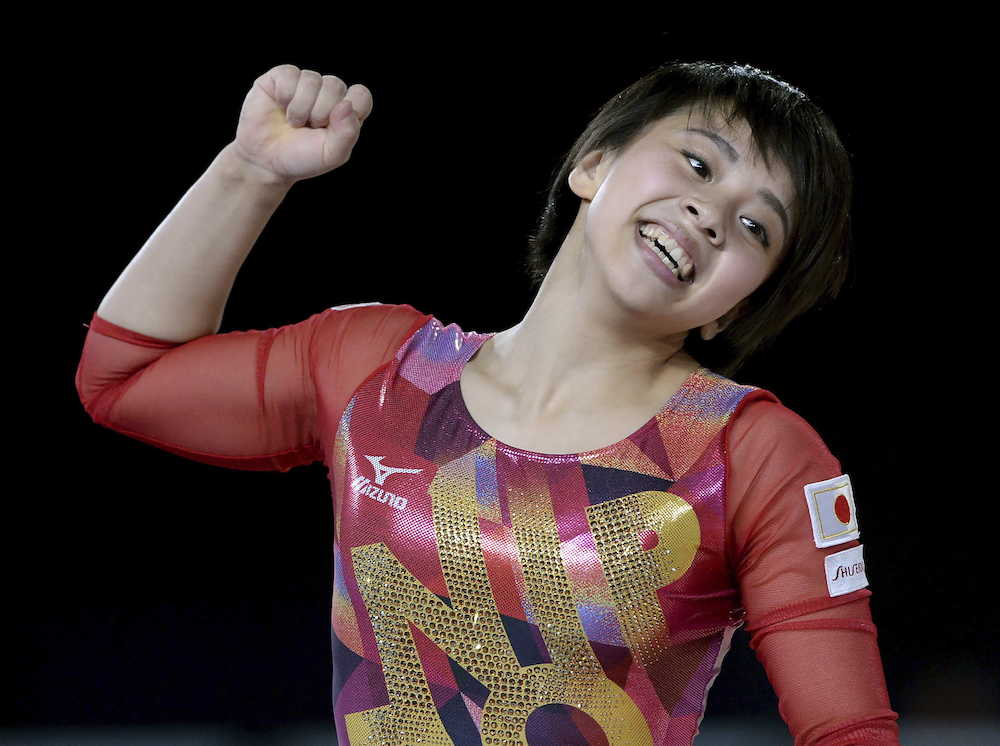 体操世界選手権で日本女子初の床運動金メダルに輝いた村上（ＡＰ）