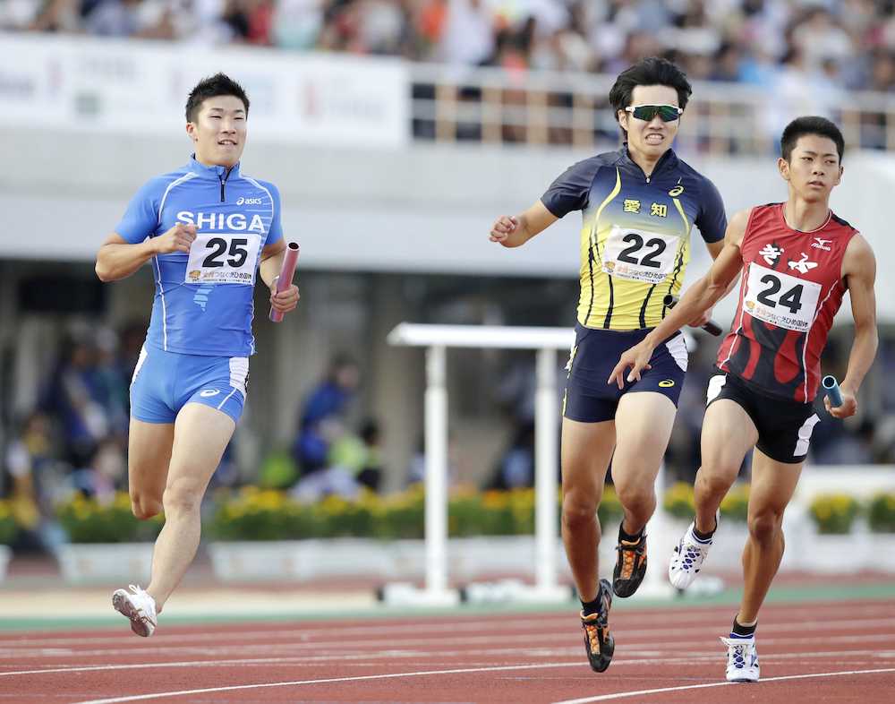 成年少年男子共通４００メートルリレー準決勝　アンカーを務めた滋賀・桐生祥秀（左）。滋賀は５着で決勝進出を逃した