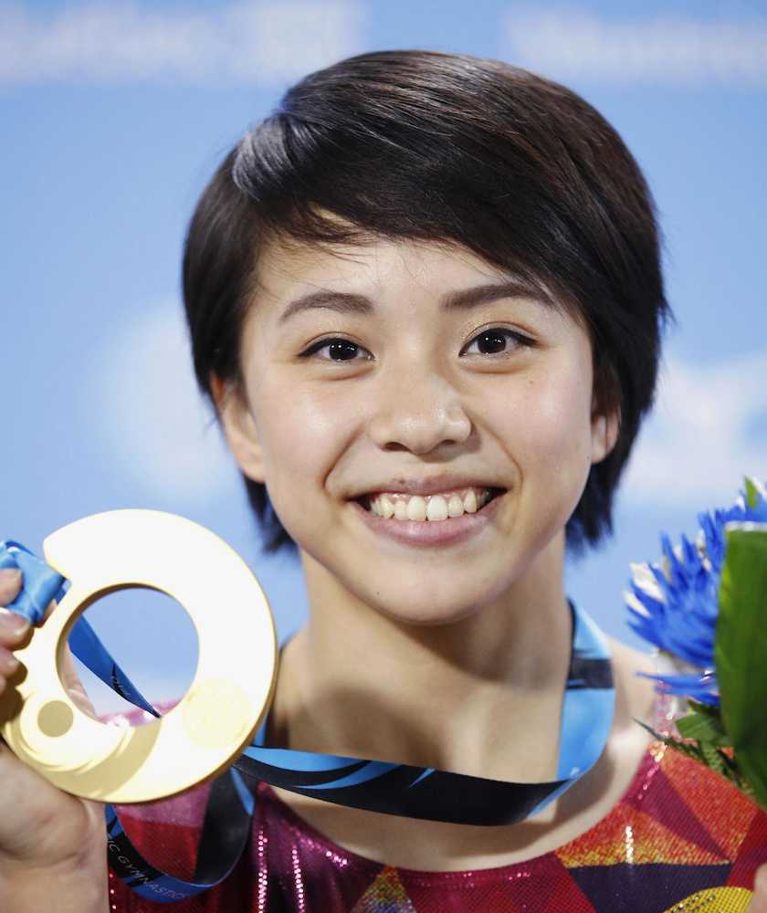 女子種目別床運動で優勝し、金メダルを手に笑顔の村上茉愛