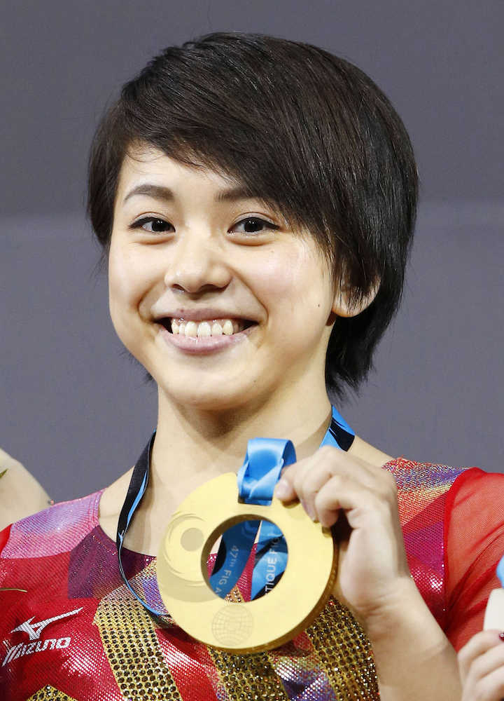 体操の世界選手権女子種目別床運動で優勝した村上茉愛。日本女子で６３年ぶりの金メダルを獲得した