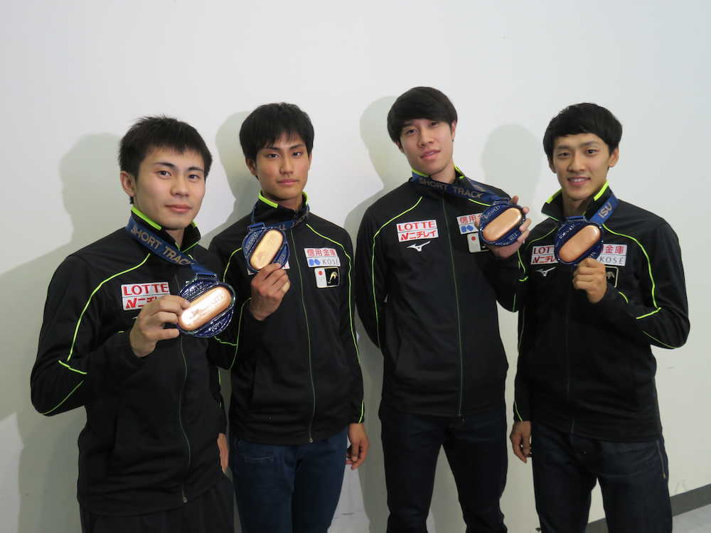 ショートトラックのＷ杯で銅メダルを獲得して成田に帰国した男子日本代表。（左から）横山、吉永、坂爪、渡辺