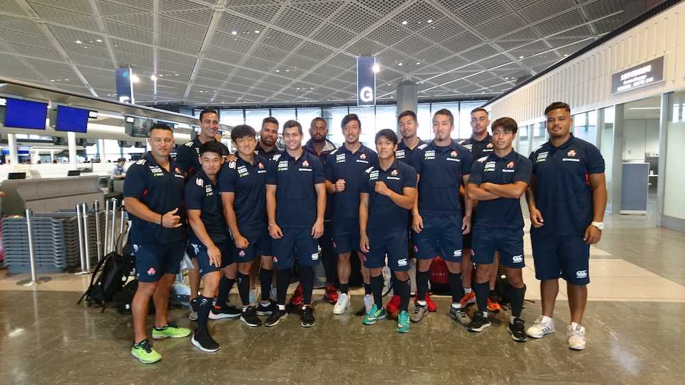 成田空港から出発した７人制ラグビー男子日本代表の小沢大主将（前列左から５人目）ら