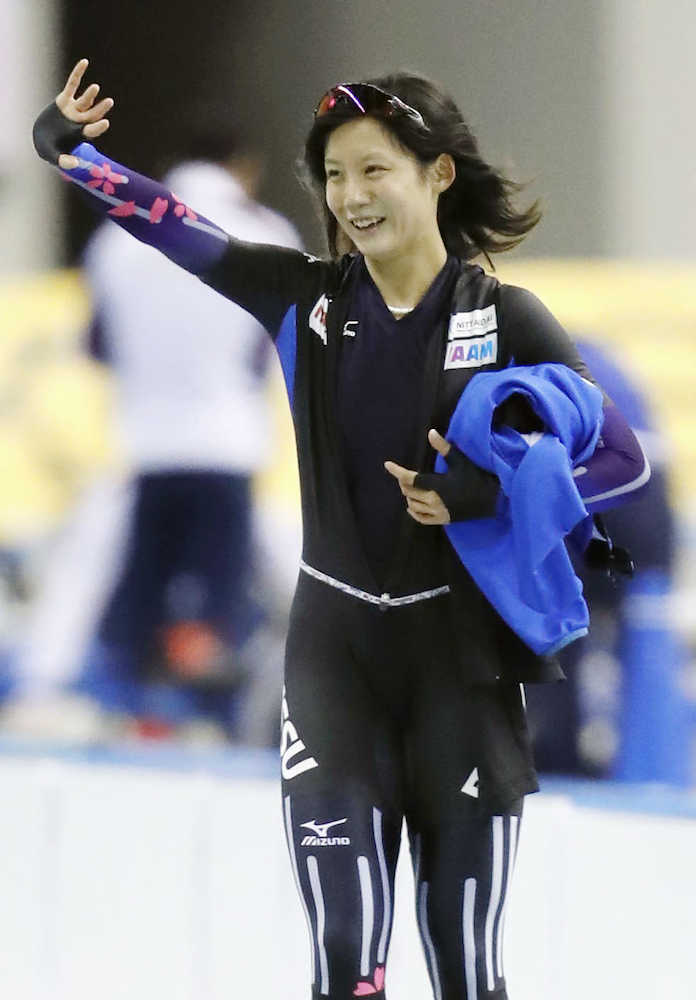 全日本距離別女子１５００メートルで優勝し、笑顔で手を振る高木美