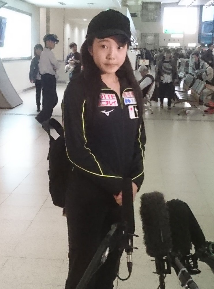 伊丹空港で取材対応をしたフィギュアスケートの本田真凜