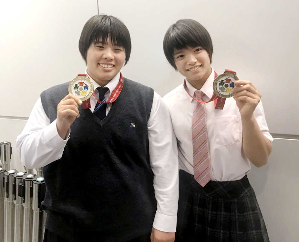 柔道の世界ジュニア選手権から帰国した女子５２キロ級の阿部詩（右）と７８キロ超級の素根輝