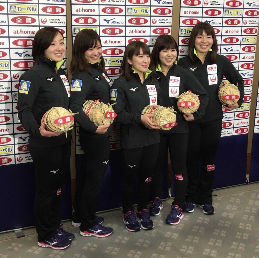 カーリングのパシフィック・アジア選手権への遠征を前に取材に応じた藤沢（左）らＬＳ北見のメンバー