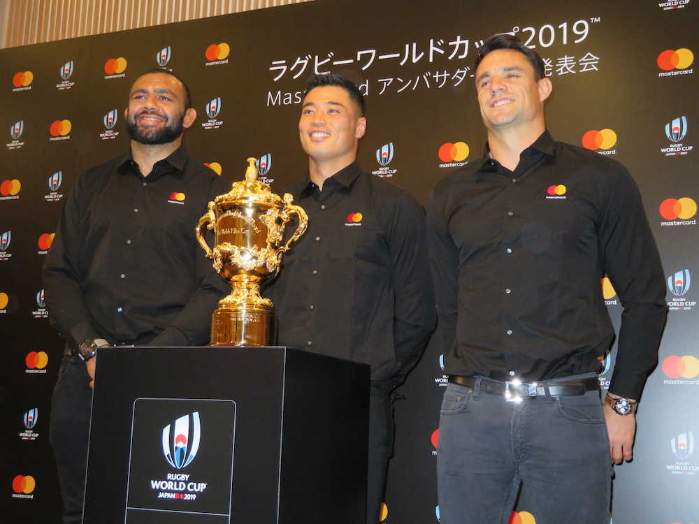 アンバサダーに就任した（左から）日本代表のリーチ・マイケル主将、山田章仁、元ニュージーランド代表のダン・カーター