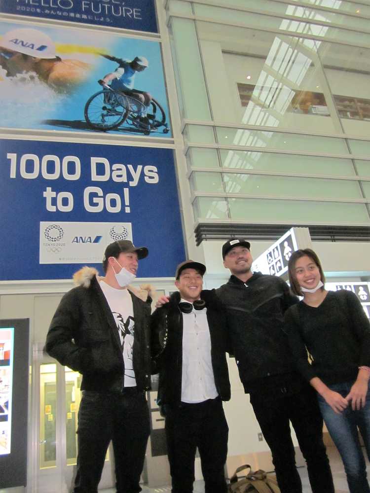 空港内に設置された自身の巨大広告の前で笑顔を見せる瀬戸（右から３人目）ら日本代表