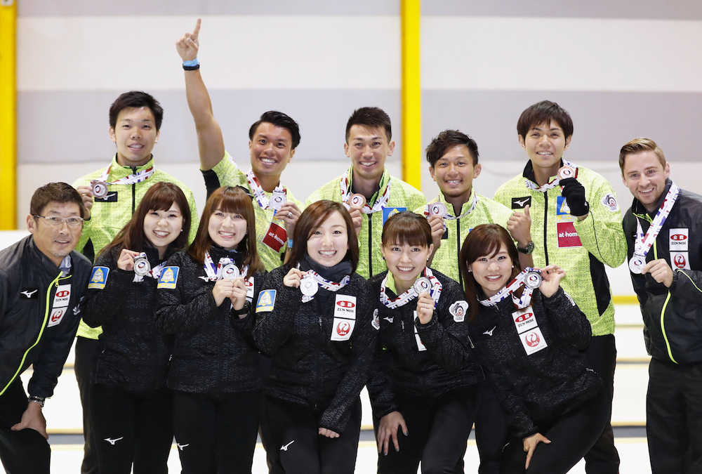 メダルを手に笑顔で記念写真に納まるＬＳ北見と、ＳＣ軽井沢クの選手たち