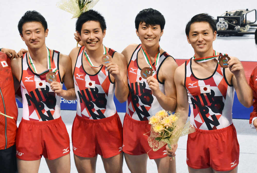 男子団体決勝で銅メダルを獲得した日本代表。左から岸大貴、堺亮介、棟朝銀河、伊藤正樹