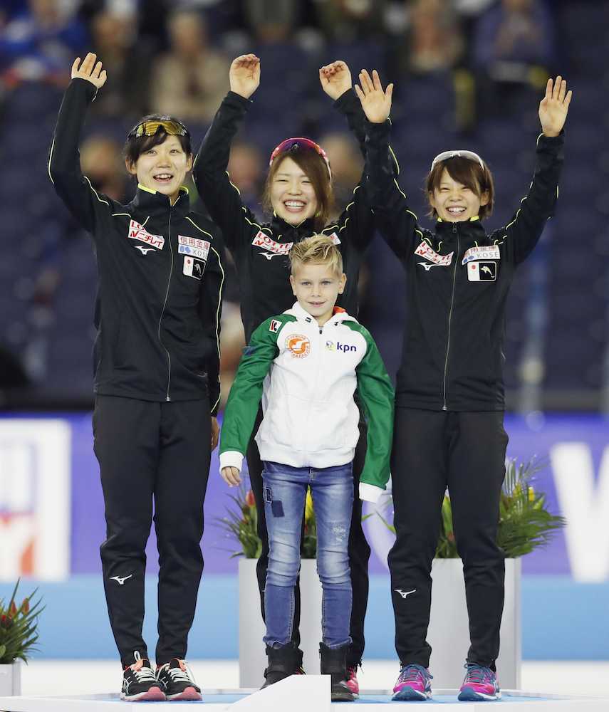 女子団体追い抜きで優勝し、表彰台で喜ぶ（左から）高木美、佐藤、高木菜