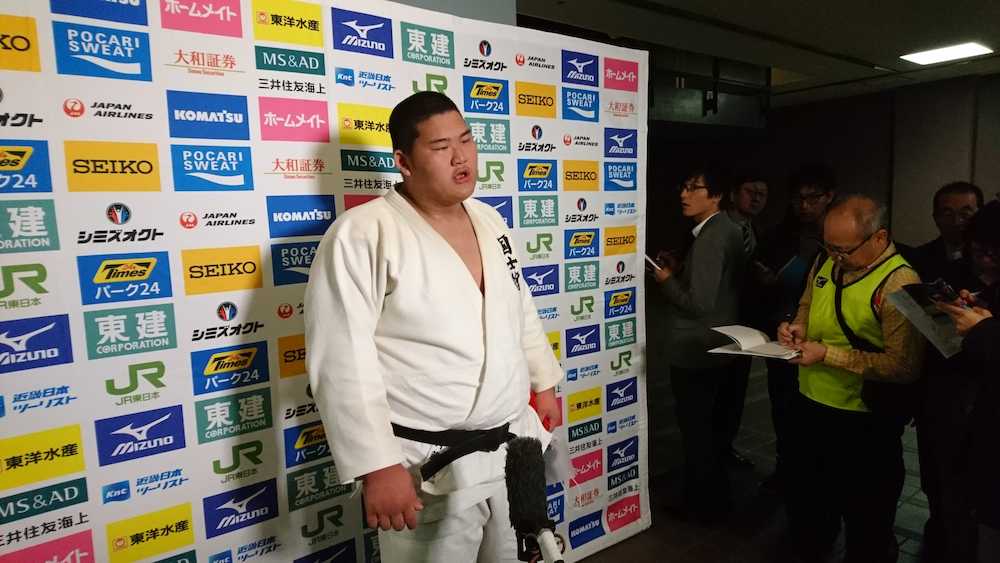 シニア大会デビュー戦となった講道館杯で３回戦で敗れ、取材に応じる斉藤立